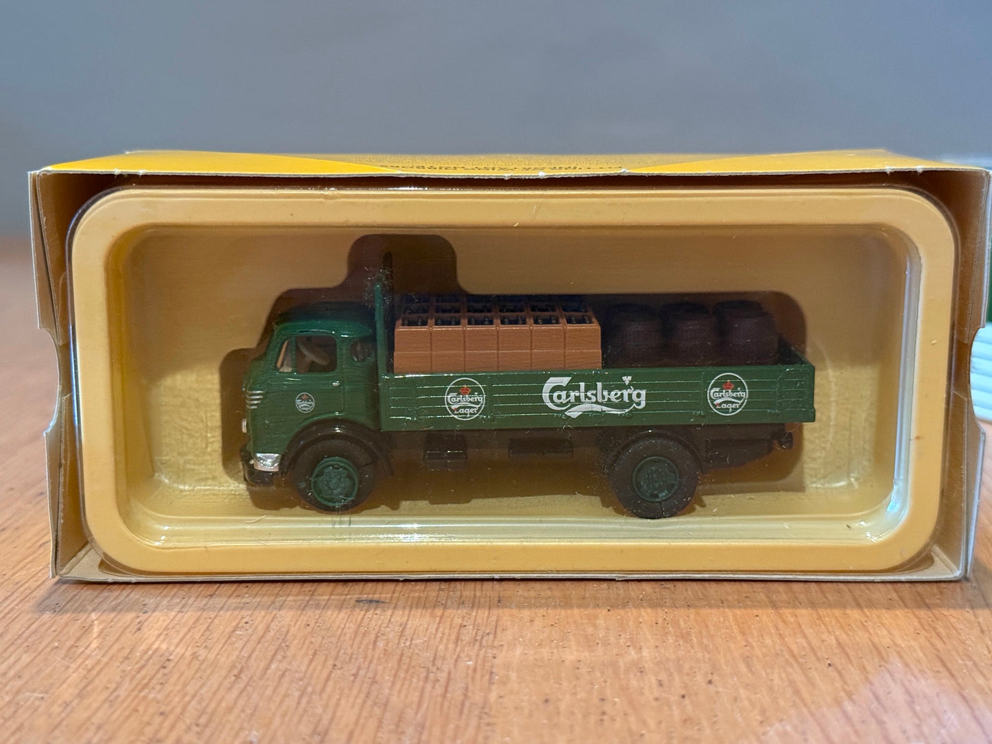 Corgi Vanguards 1:64 Commer Dropside - Carlsberg