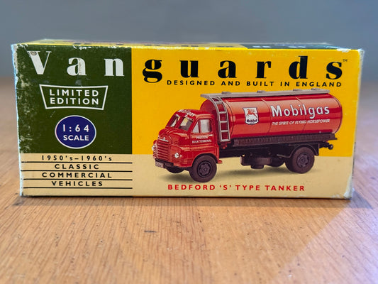 Corgi Vanguards 1:64 Bedford 'S' Type Tanker - Mobilgas
