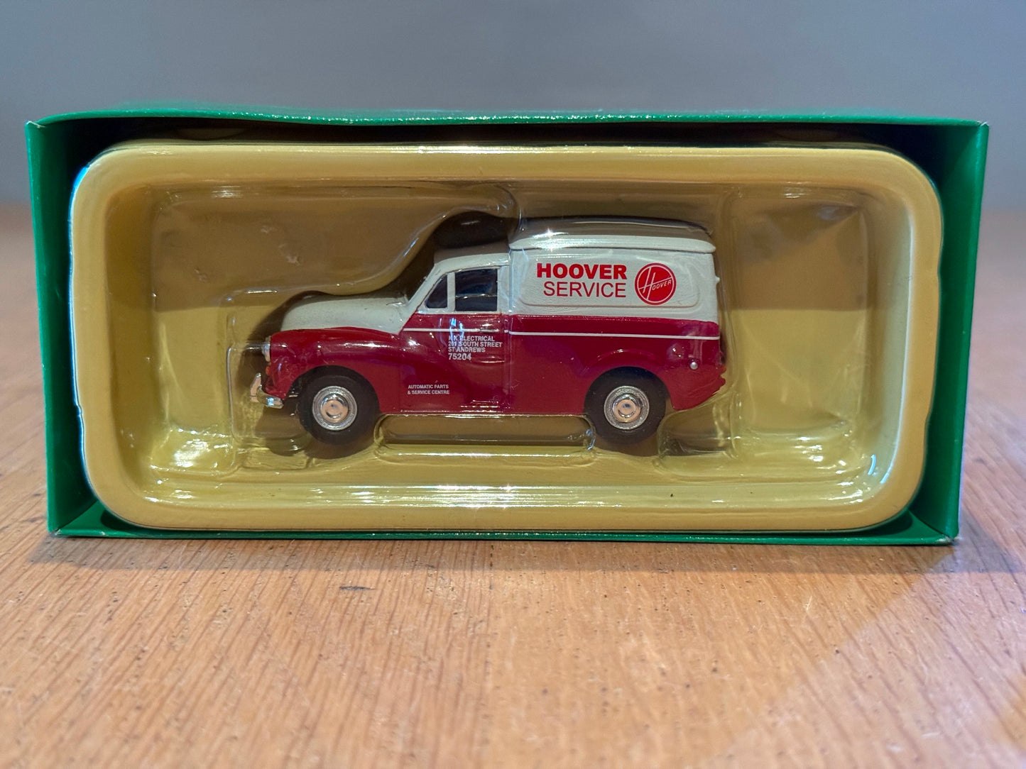 Corgi Vanguards 1:43 Morris Minor Van - Hoover