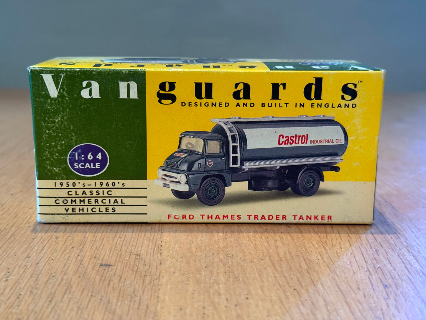 Corgi Vanguards 1:64 Ford Thames Trader Tanker - Castrol