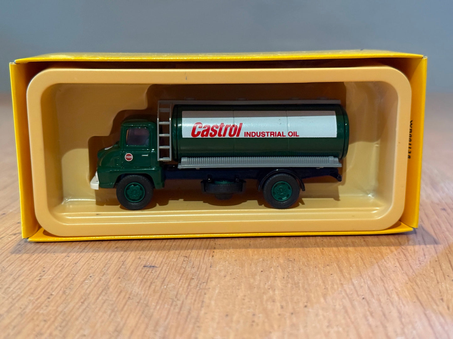 Corgi Vanguards 1:64 Ford Thames Trader Tanker - Castrol Industrial Oil