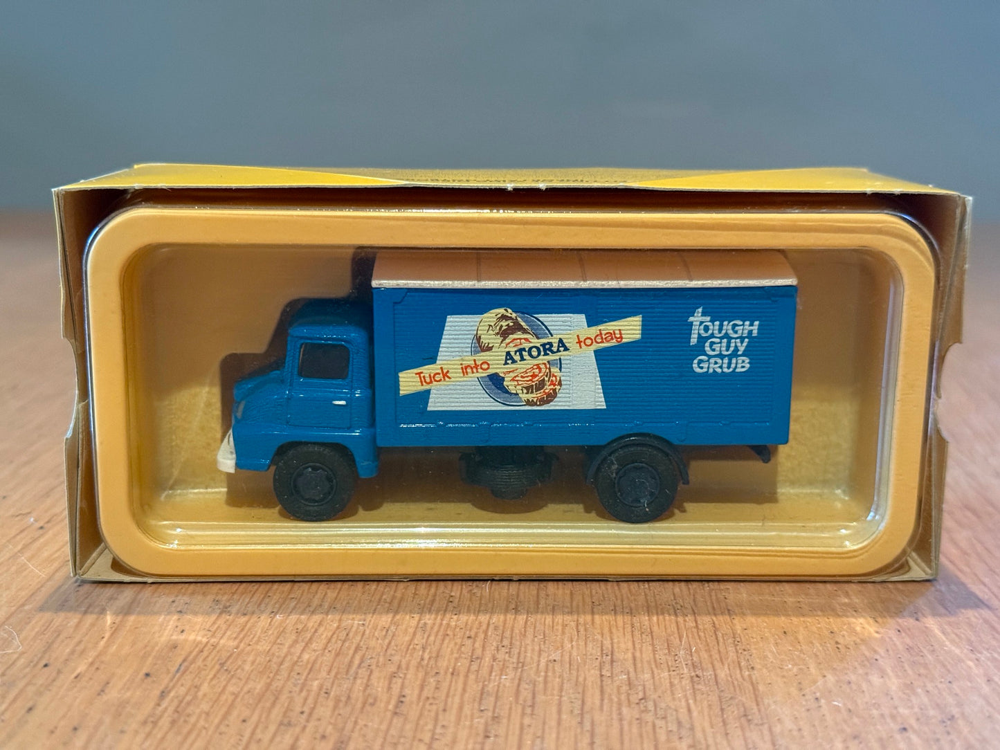 Corgi Vanguards 1:64 Ford Thames Trader Van - Atora