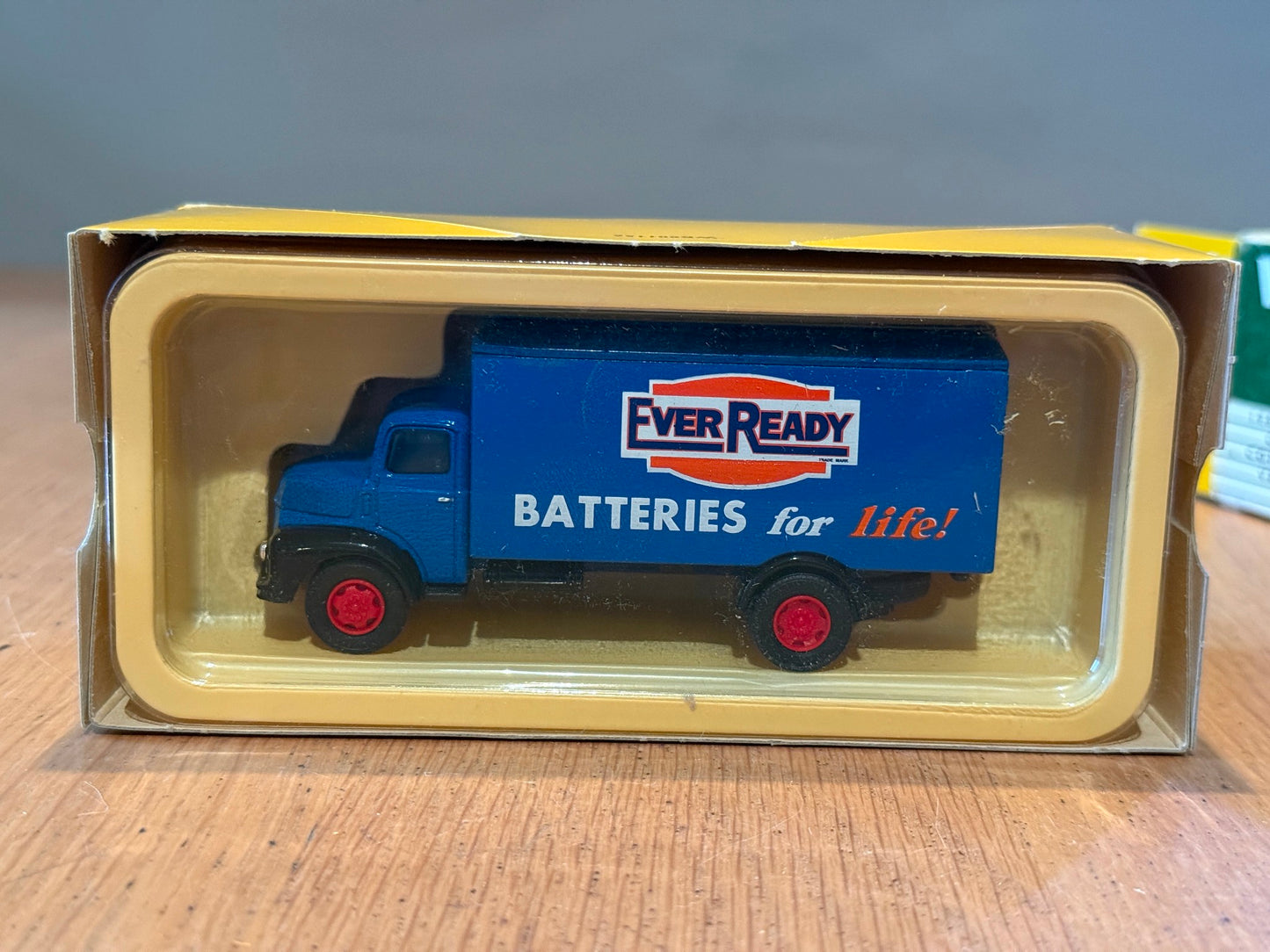 Corgi Vanguards 1:64 Leyland Comet Box Van - Ever Ready