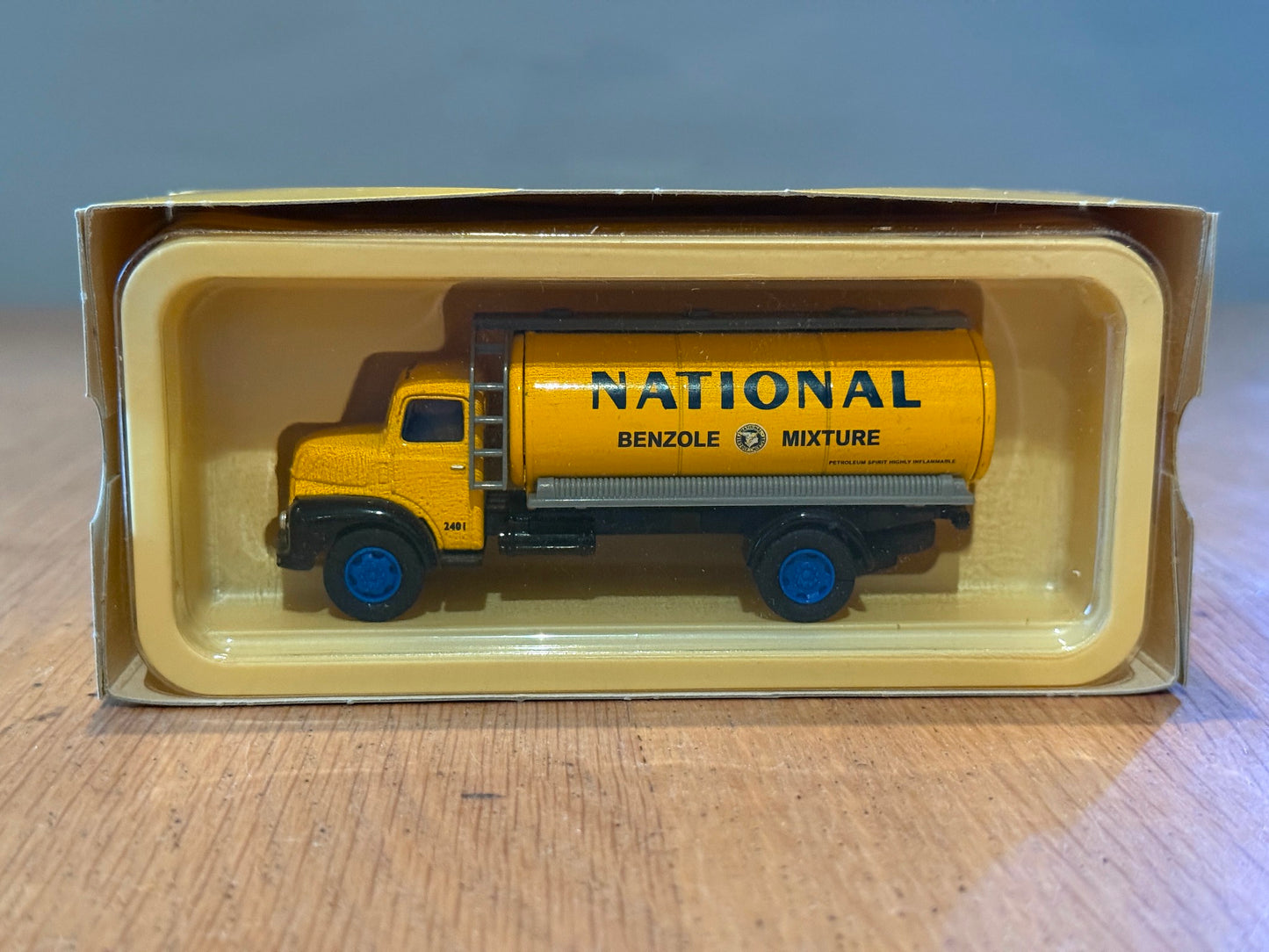 Corgi Vanguards 1:64 Leyland Comet Tanker - National Benzole Mixture