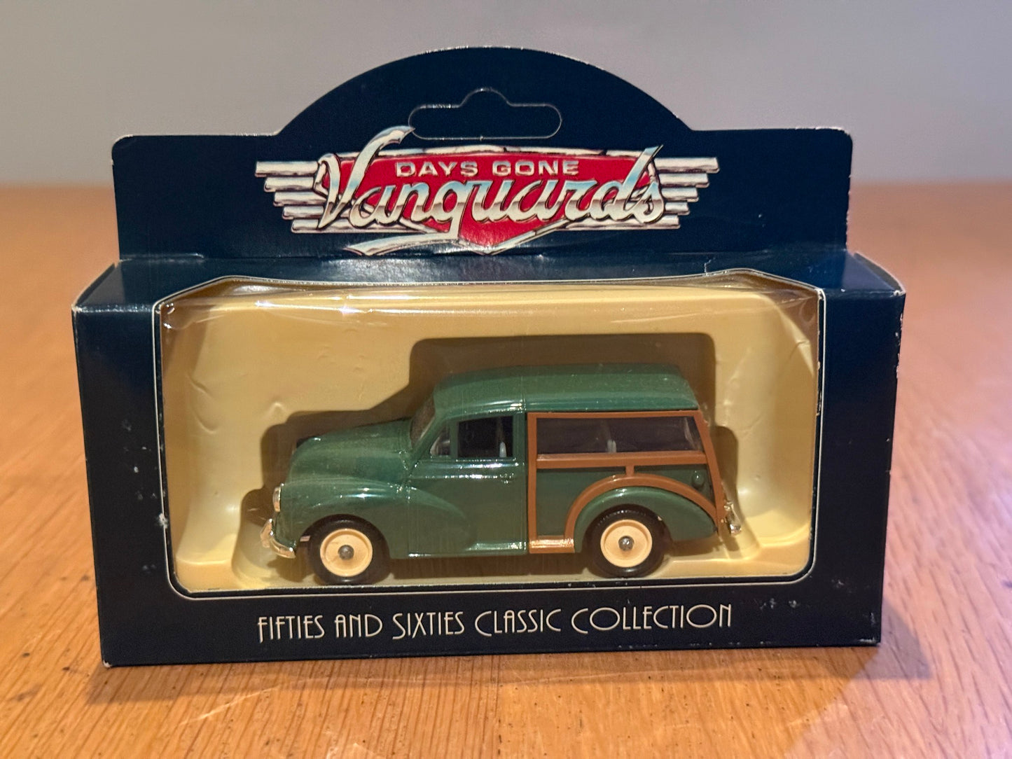 Days Gone (Corgi) Vanguards 1:43- Morris Traveller