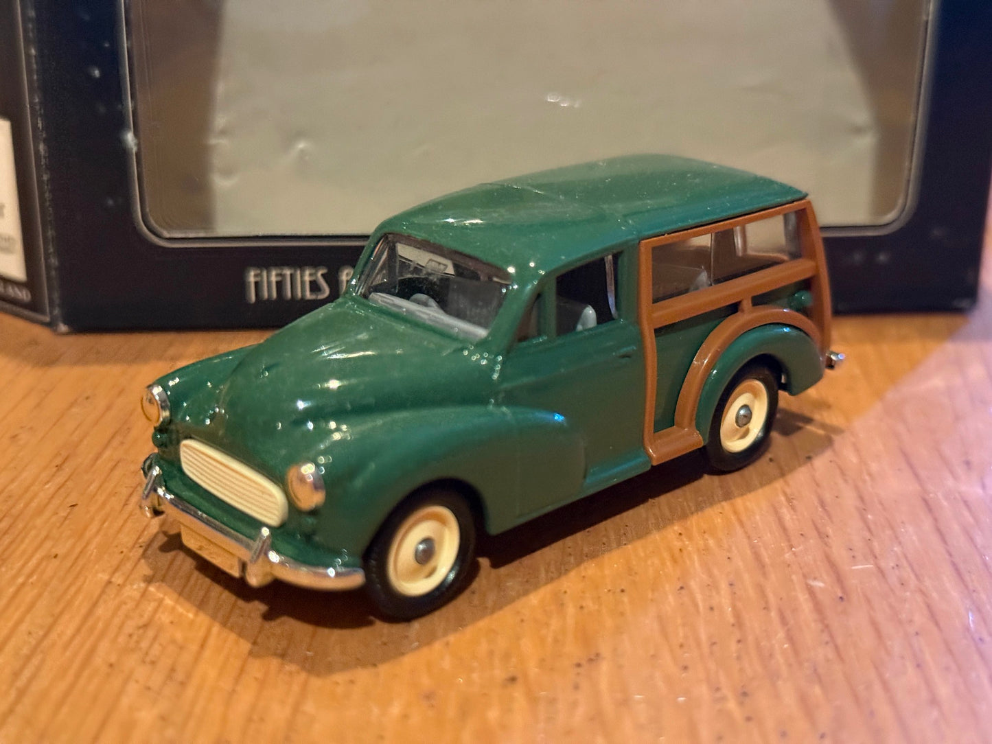 Days Gone (Corgi) Vanguards 1:43- Morris Traveller