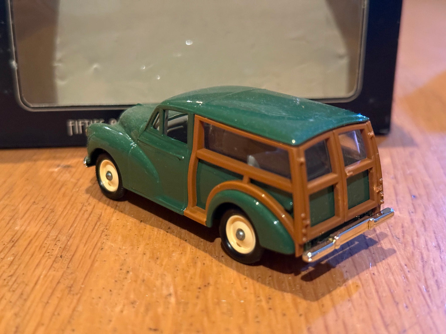 Days Gone (Corgi) Vanguards 1:43- Morris Traveller