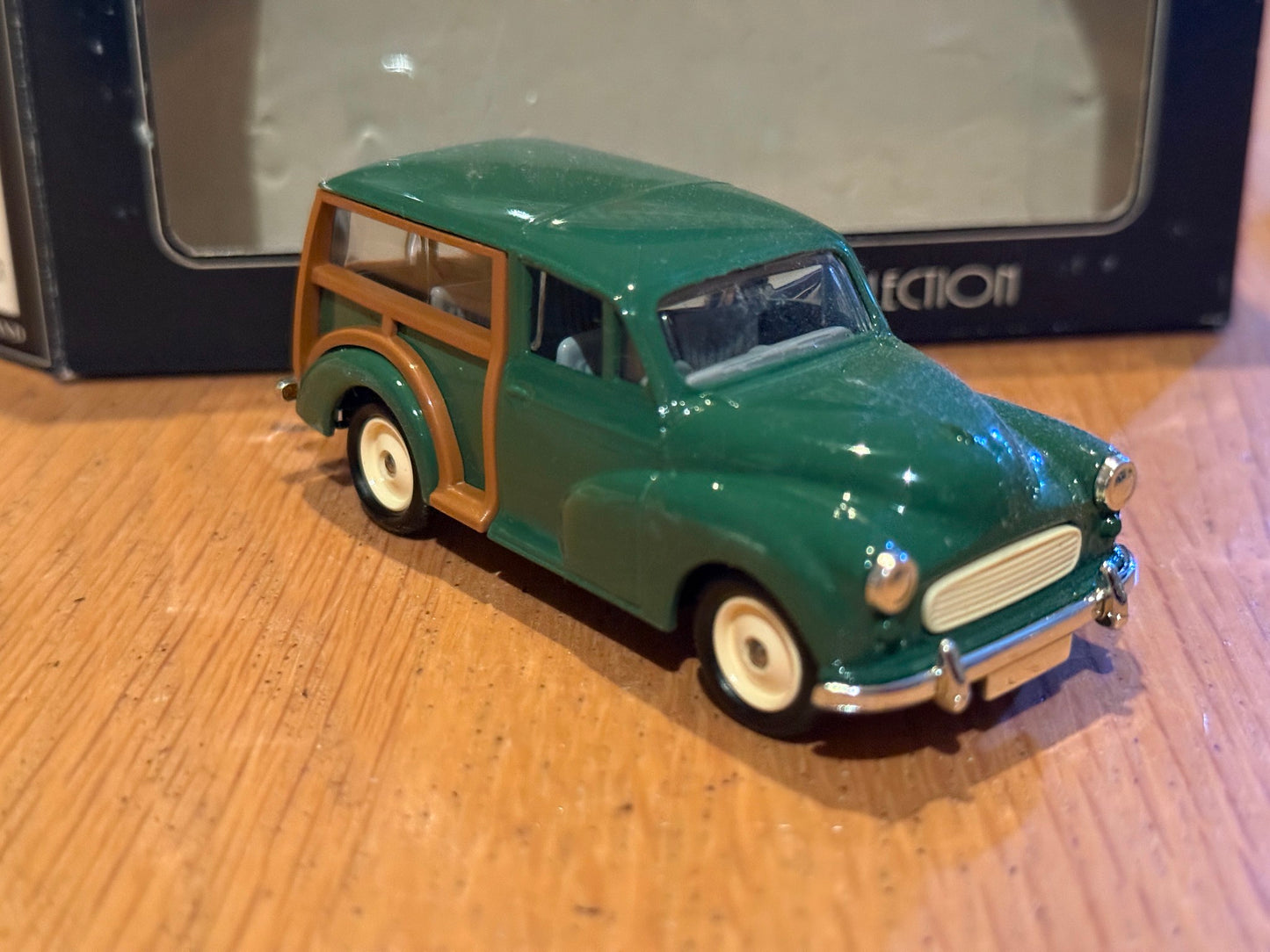 Days Gone (Corgi) Vanguards 1:43- Morris Traveller