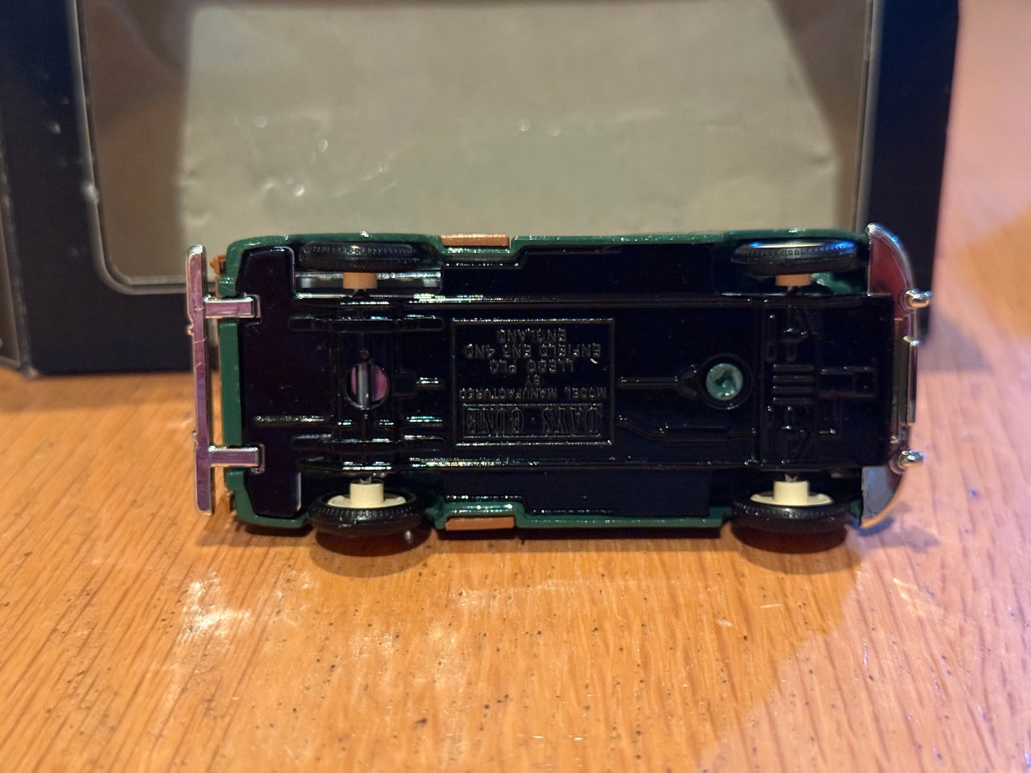 Days Gone (Corgi) Vanguards 1:43- Morris Traveller