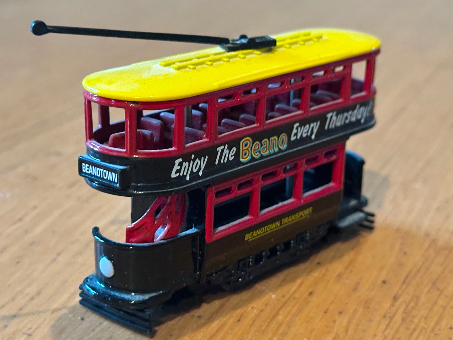 Lledo DG108008, Dick Kerr Closed Top Tram - Beanotown Transport - The Beano