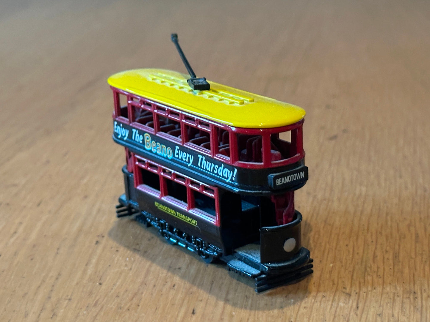 Lledo DG108008, Dick Kerr Closed Top Tram - Beanotown Transport - The Beano