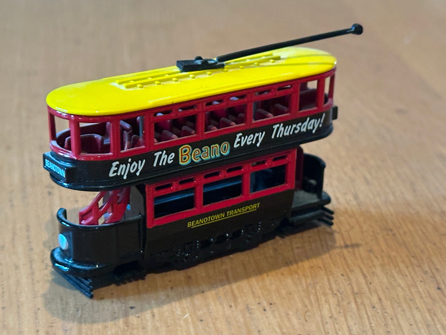 Lledo DG108008, Dick Kerr Closed Top Tram - Beanotown Transport - The Beano