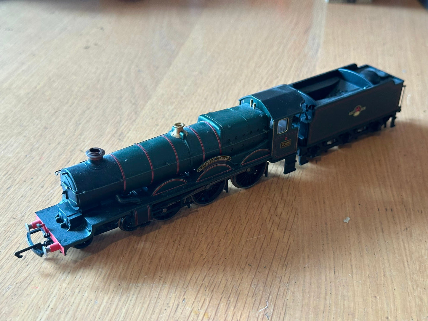 Hornby OO Gauge Castle Class Locomotive 4-6-0 'Cadbury Castle'. R.1048