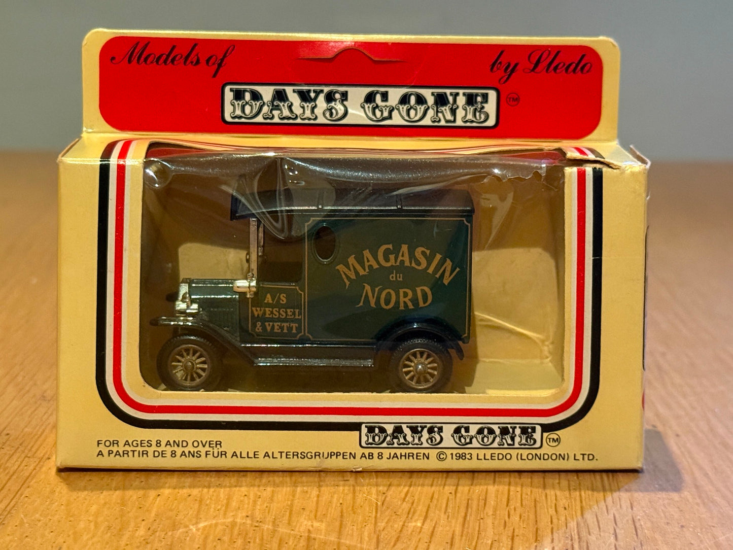 Lledo Days Gone - 1920 Ford Model T Van - Magasin du Nord