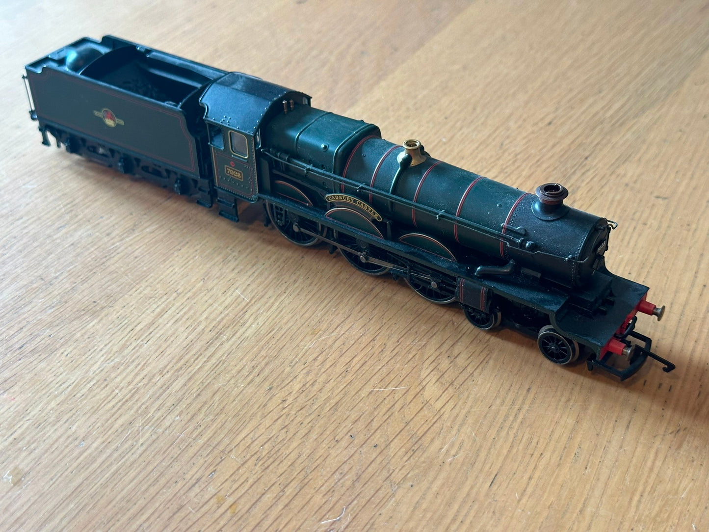 Hornby OO Gauge Castle Class Locomotive 4-6-0 'Cadbury Castle'. R.1048