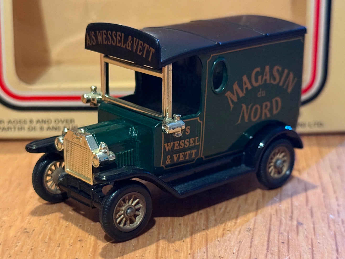 Lledo Days Gone - 1920 Ford Model T Van - Magasin du Nord