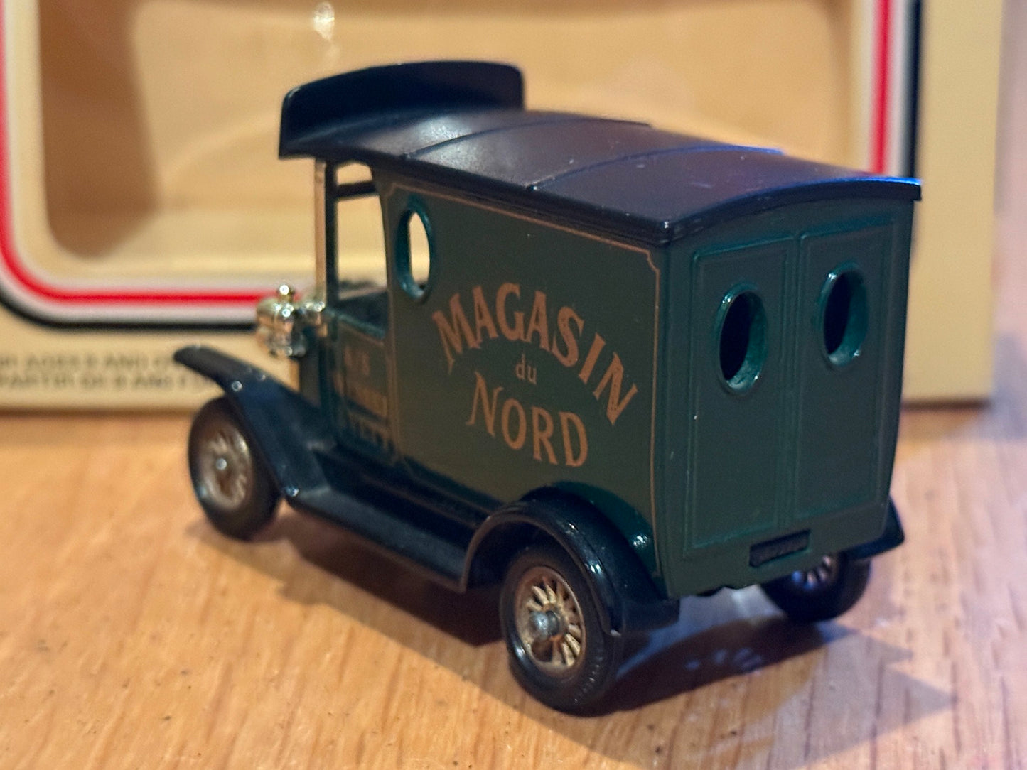 Lledo Days Gone - 1920 Ford Model T Van - Magasin du Nord