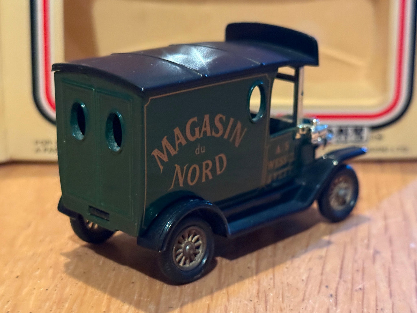 Lledo Days Gone - 1920 Ford Model T Van - Magasin du Nord