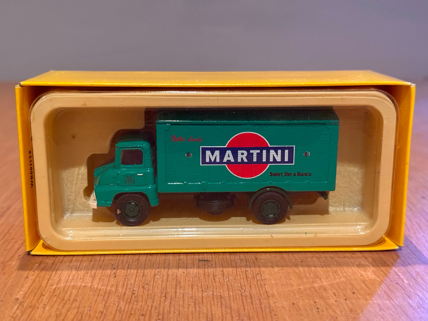 Corgi Vanguards 1:64 Ford Thames Trader Van - Martini