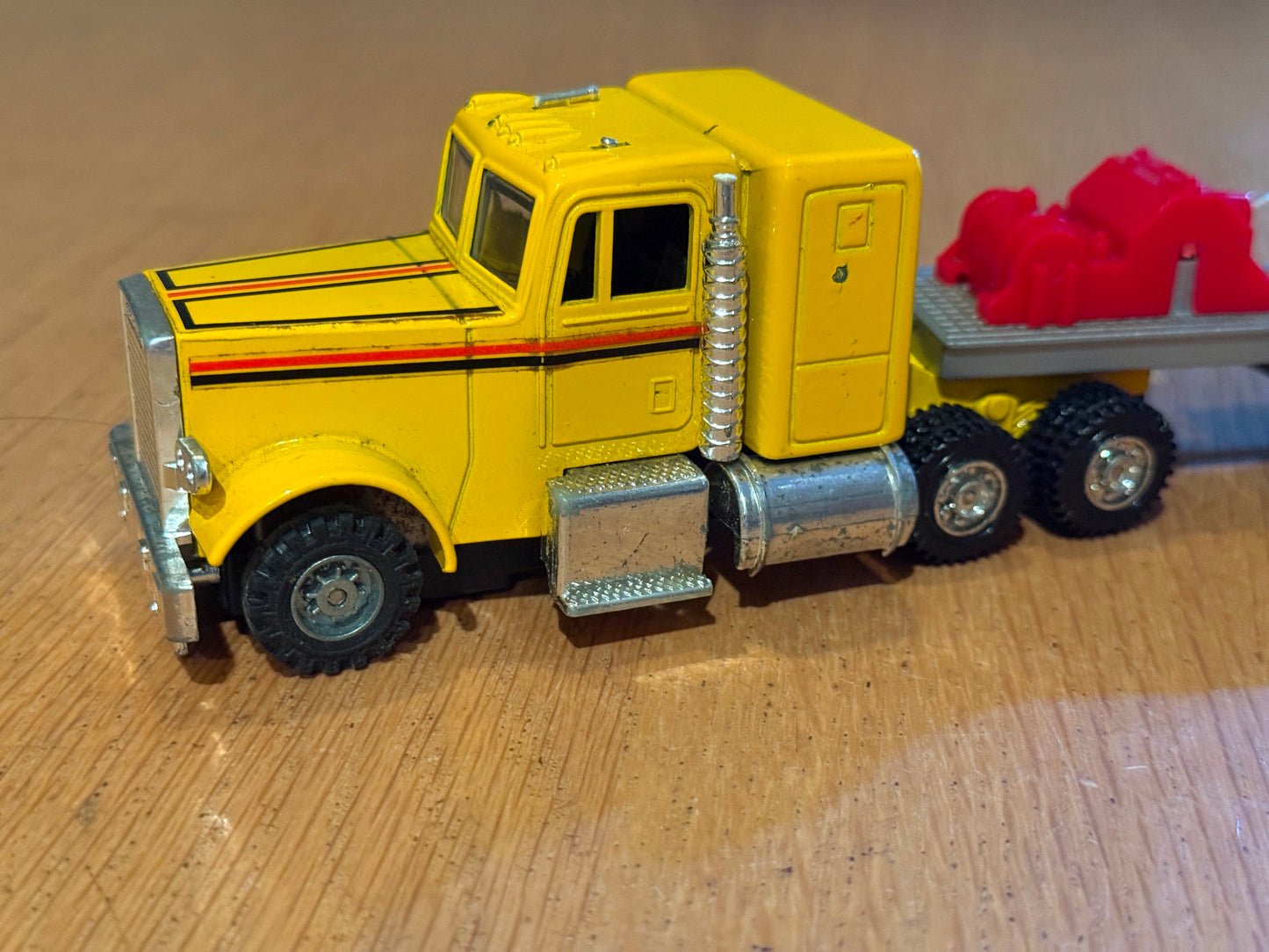 Zee Toys Diecast Freightliner Flatbed Semi Truck - 1982
