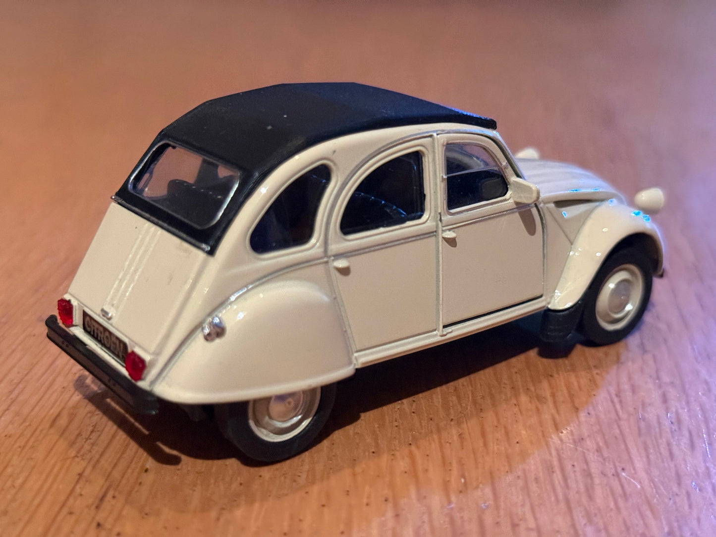 Kinsmart 1:38 pullback Citroen 2CV - Preowned in very good condition