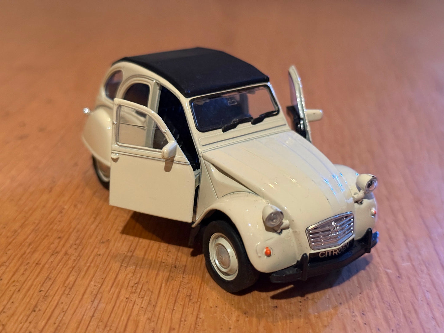 Kinsmart 1:38 pullback Citroen 2CV - Preowned in very good condition