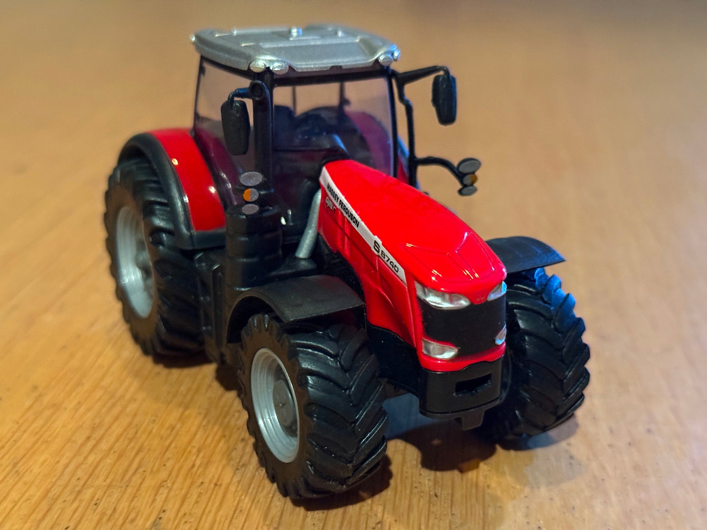 Bburago Diecast Massey Ferguson 8740S (10cm)