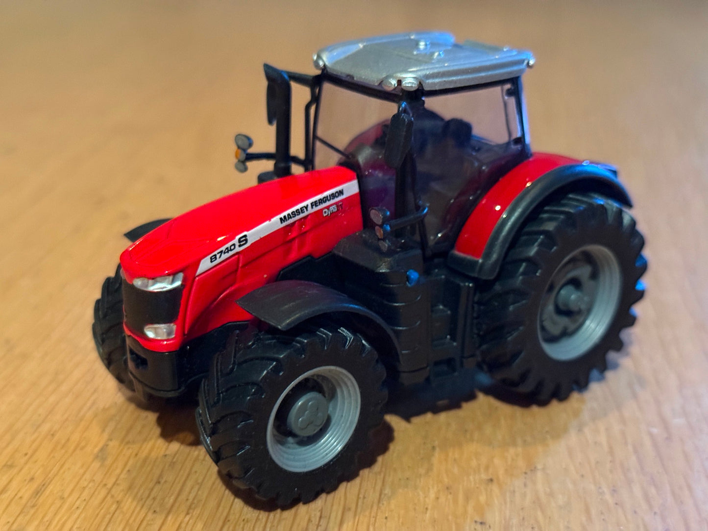 Bburago Diecast Massey Ferguson 8740S (10cm)