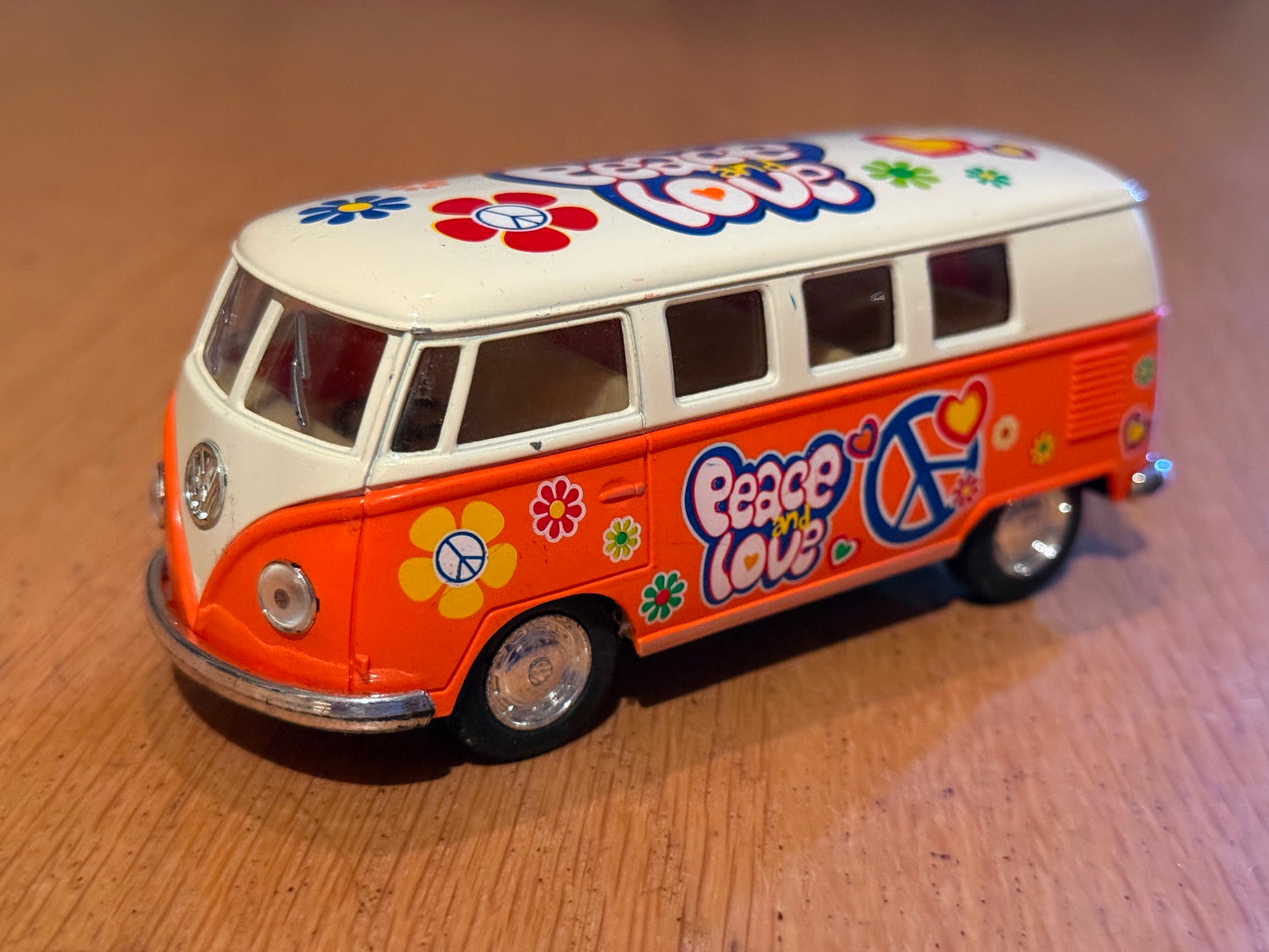 Kinsmart Diecast 1/32 Scale Pull Back & Go 1962 Volkswagen Bus. Pre owned