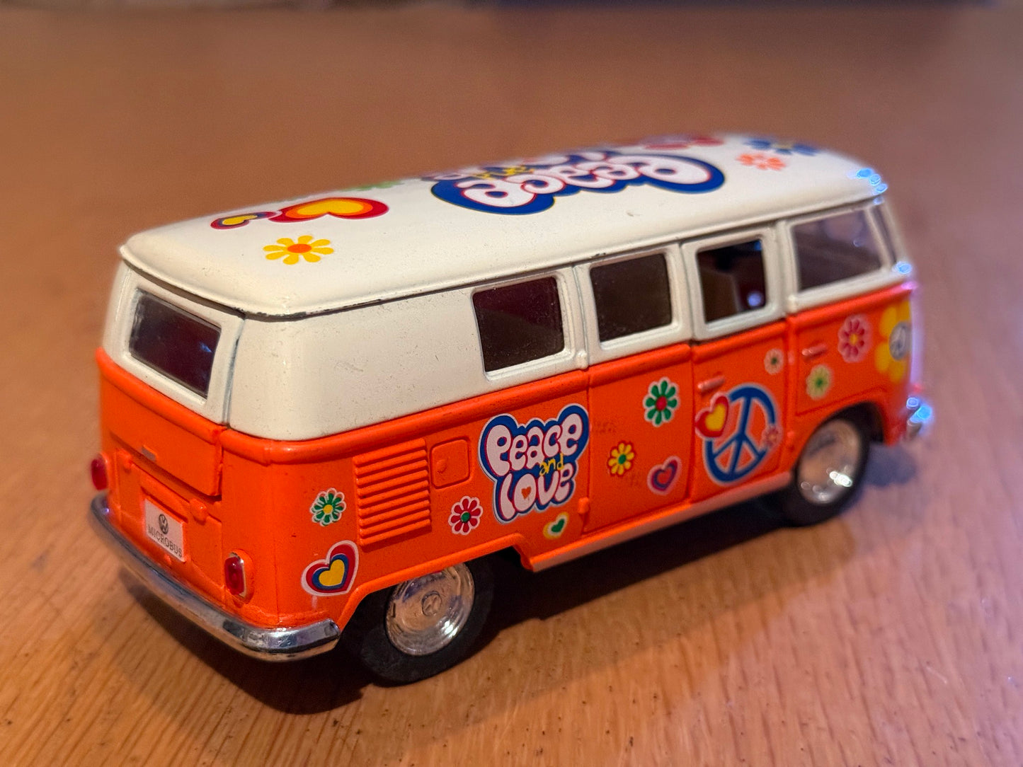Kinsmart Diecast 1/32 Scale Pull Back & Go 1962 Volkswagen Bus. Pre owned