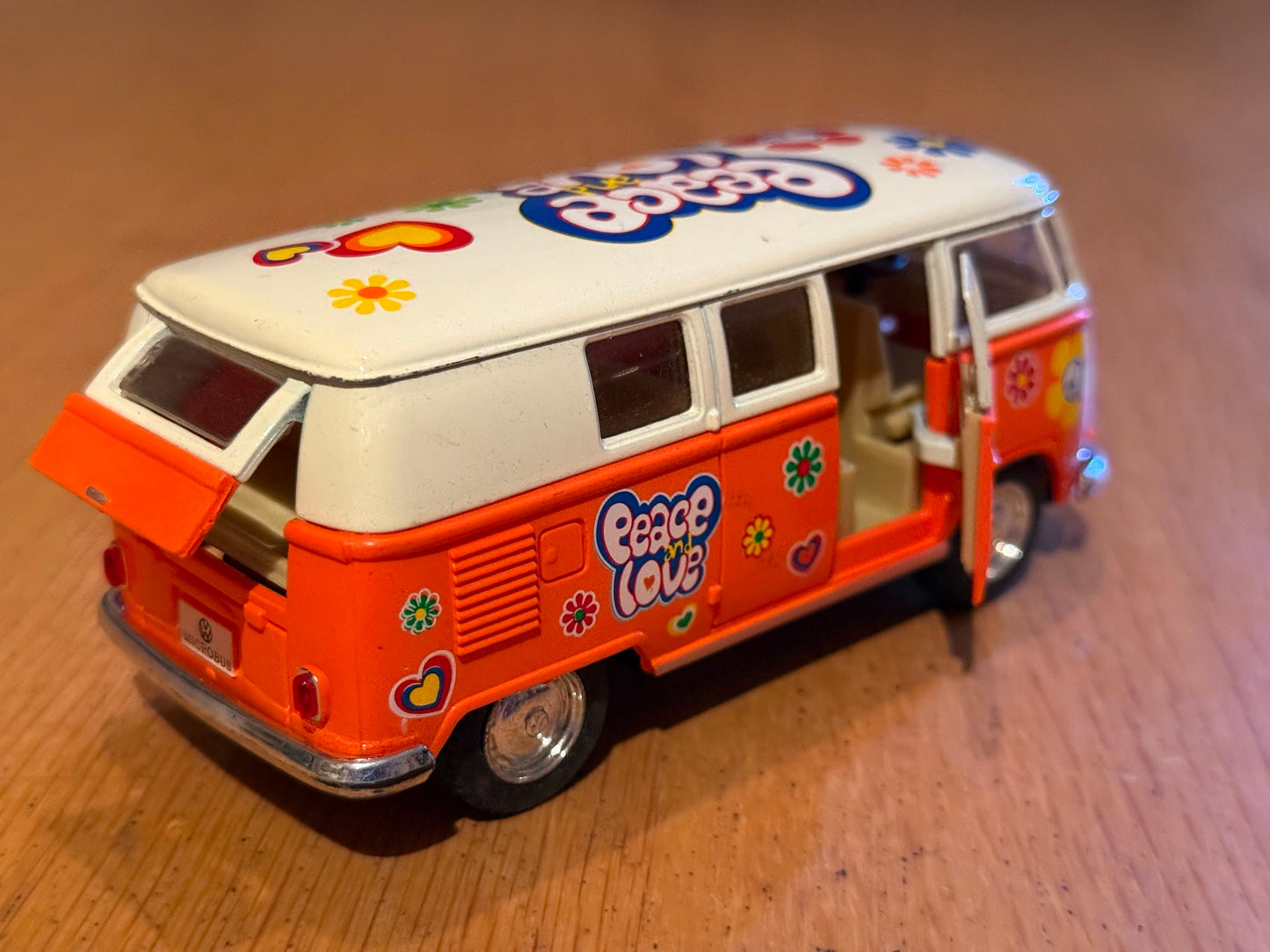 Kinsmart Diecast 1/32 Scale Pull Back & Go 1962 Volkswagen Bus. Pre owned