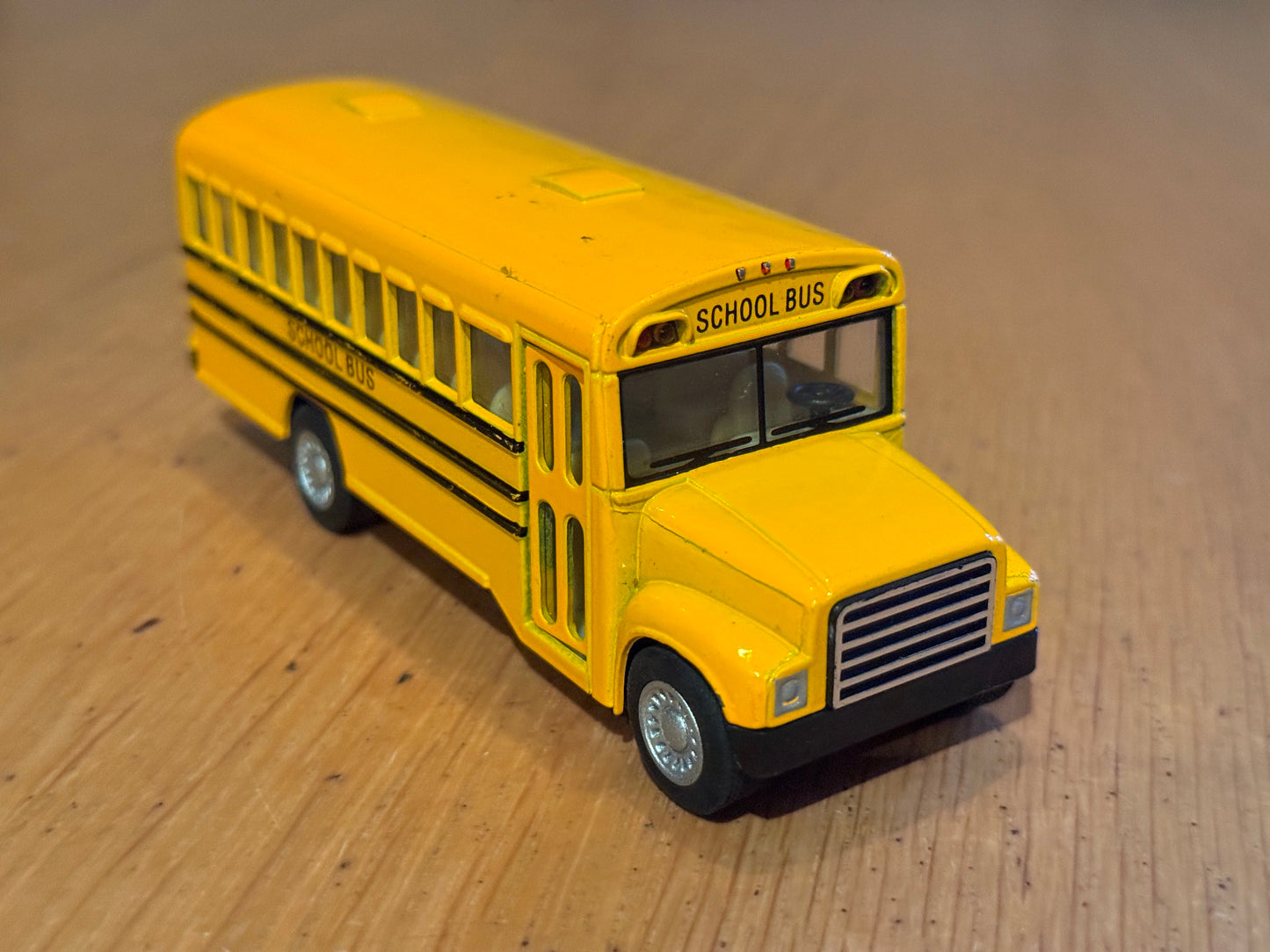 Kinsfun Diecast Pull Back American School Bus (12.5cm)