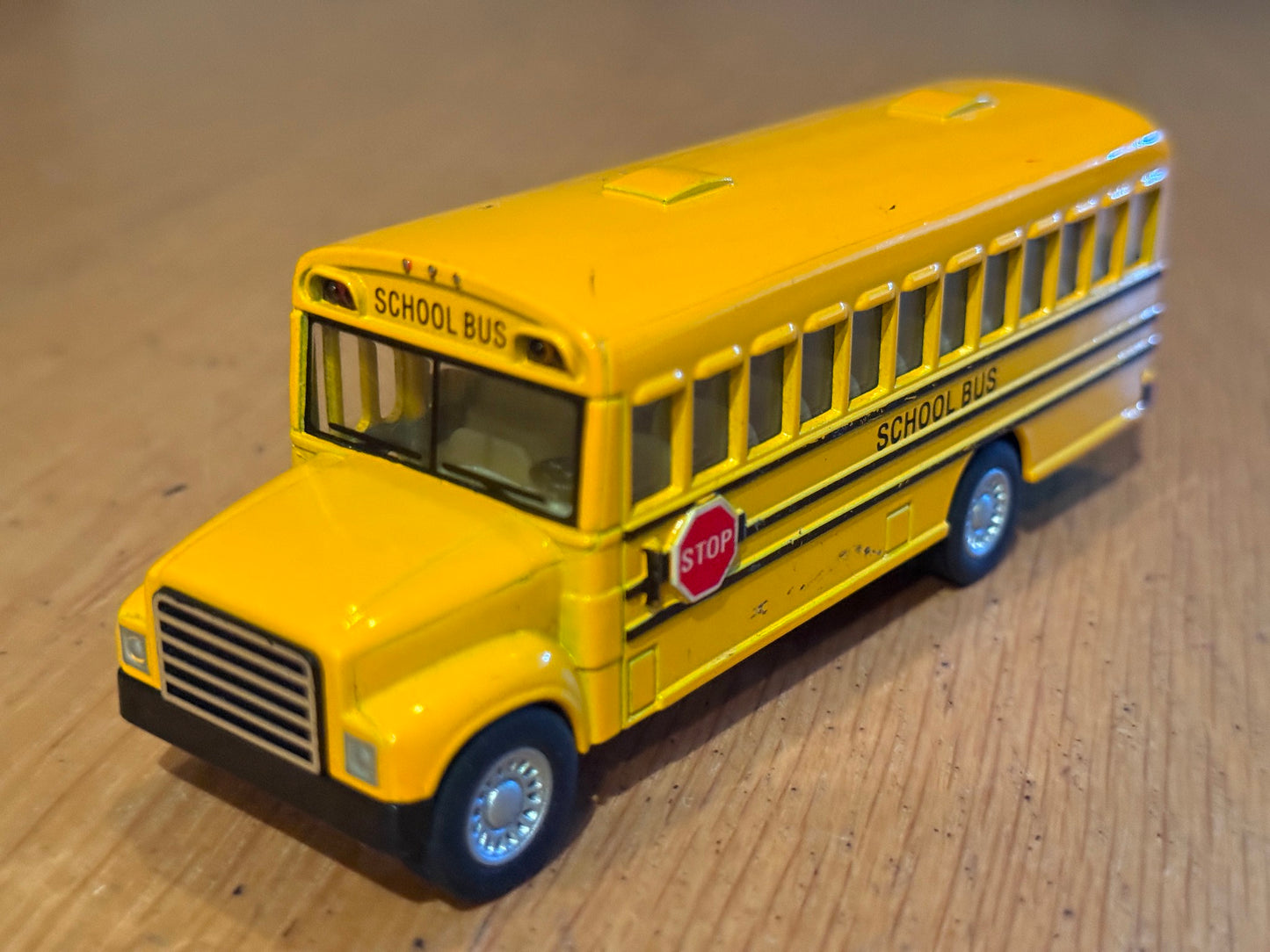 Kinsfun Diecast Pull Back American School Bus (12.5cm)