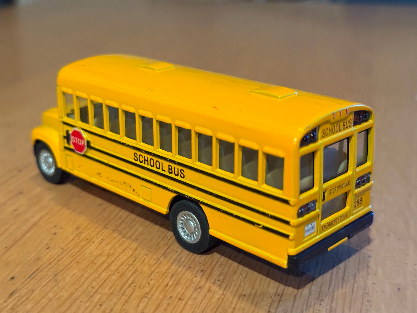Kinsfun Diecast Pull Back American School Bus (12.5cm)