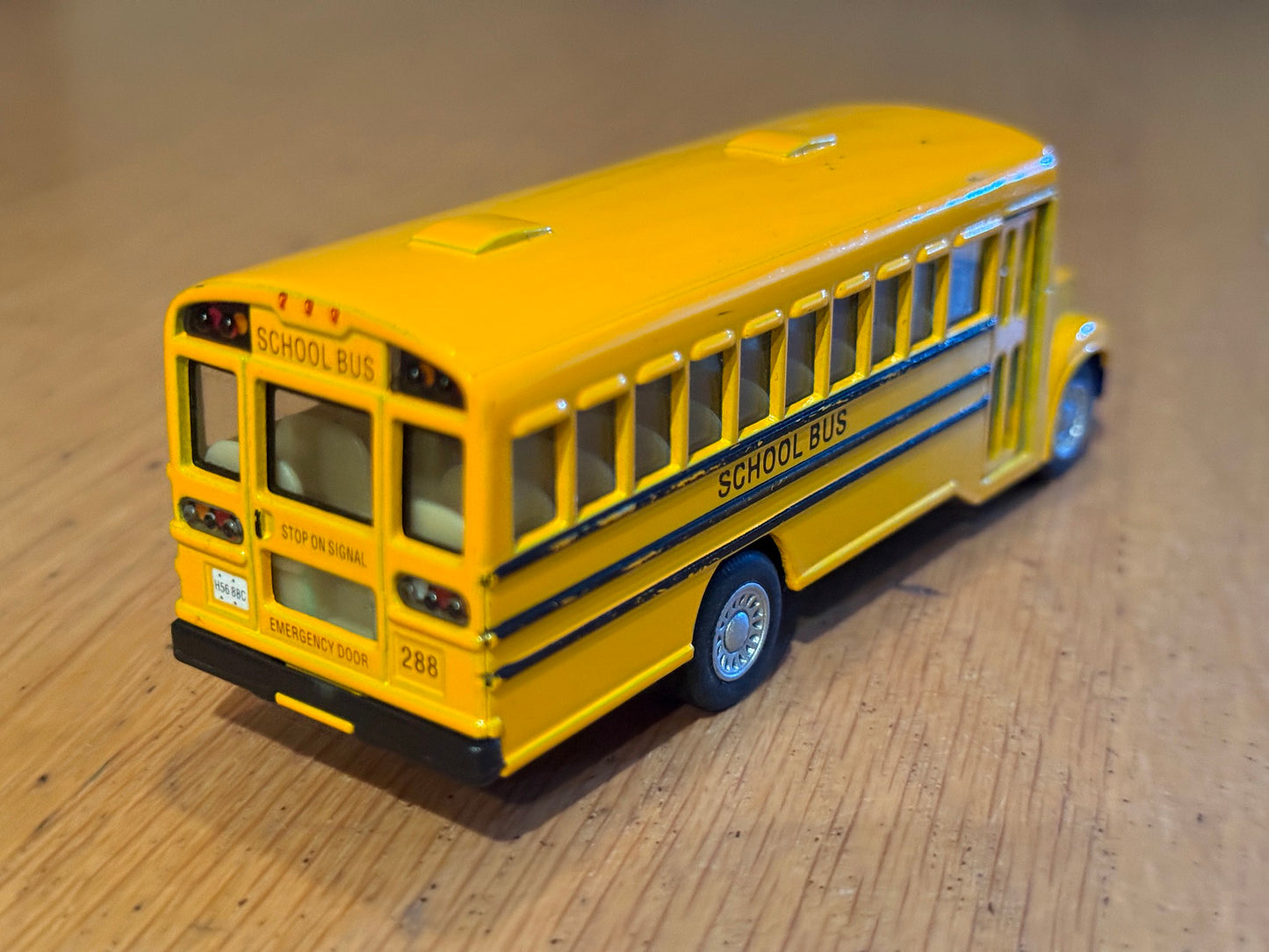 Kinsfun Diecast Pull Back American School Bus (12.5cm)