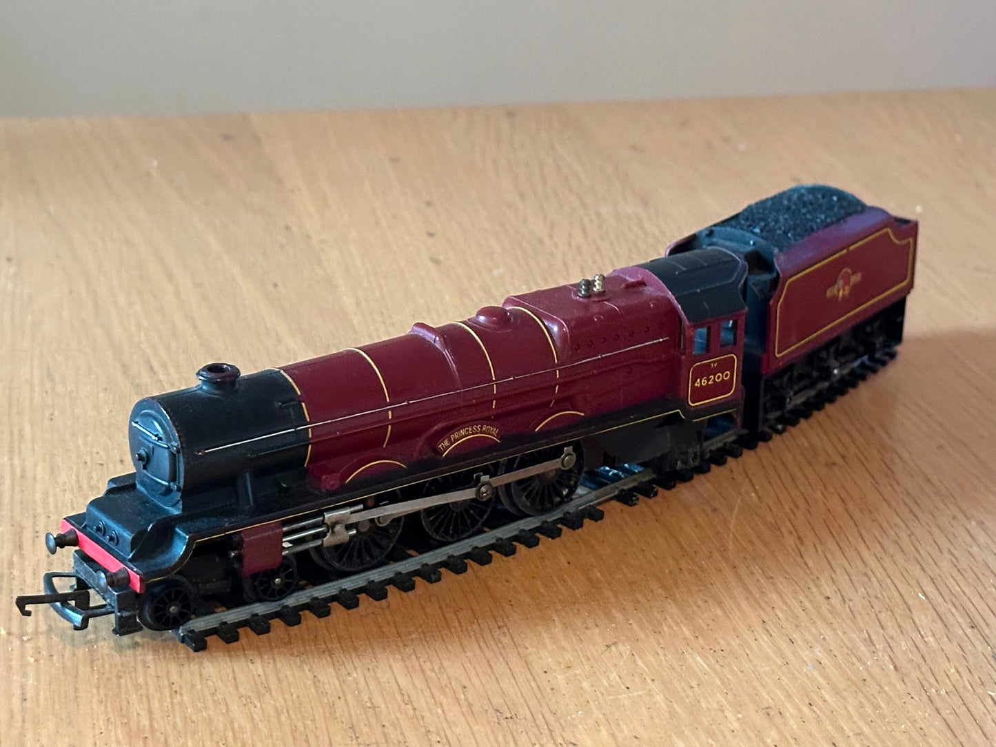 Tri-ang R258-8P Class 8P 4-6-2 'The Princess Royal' 46200 in BR Maroon.