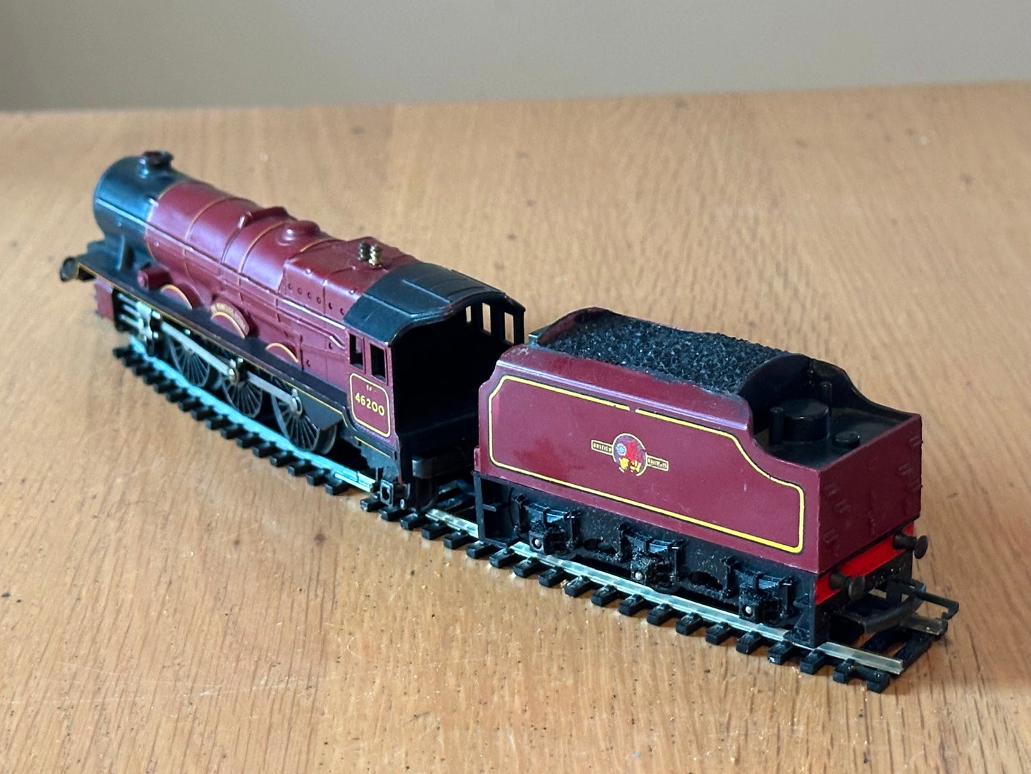 Tri-ang R258-8P Class 8P 4-6-2 'The Princess Royal' 46200 in BR Maroon.