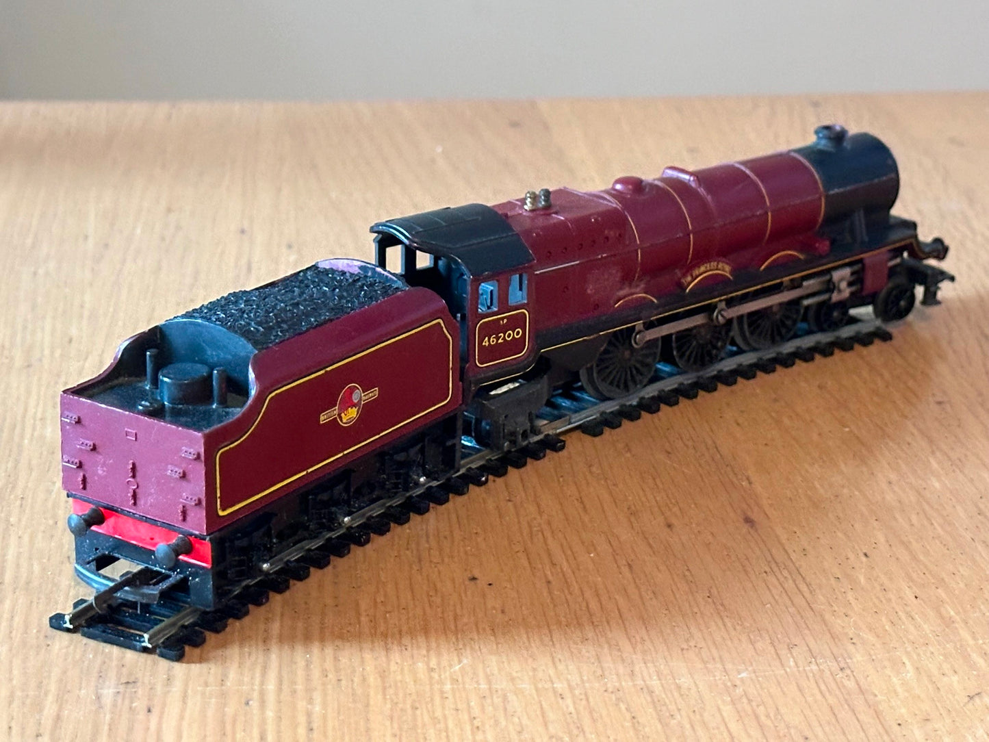 Tri-ang R258-8P Class 8P 4-6-2 'The Princess Royal' 46200 in BR Maroon.