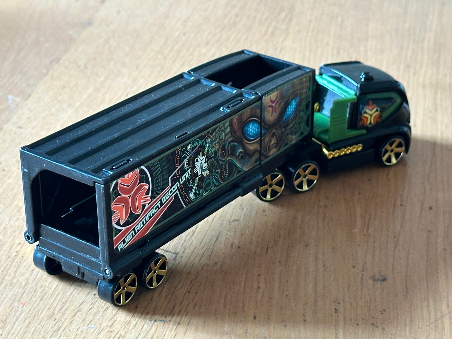 Hot Wheels Diecast Model - Alien Artifact Recon Unit