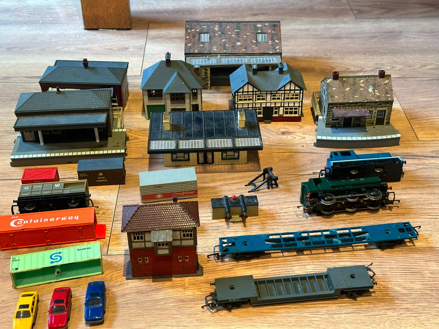 Auction - Large lot of used Hornby buildings, engines, and accessories