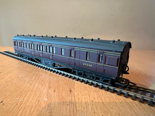 Dapol OO E29 LMS 57′ Brake Third 25250 LMS Maroon P349