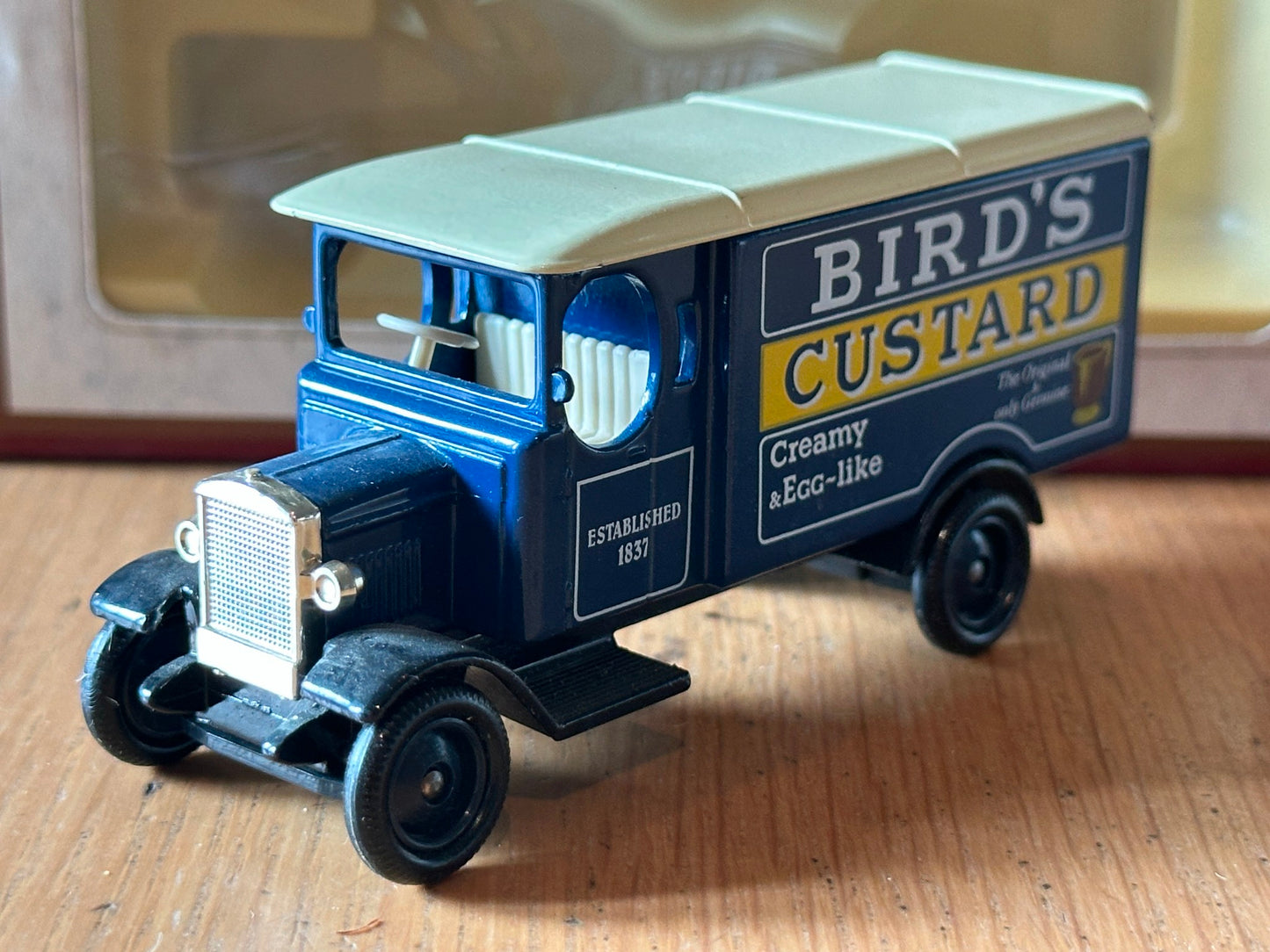 Days Gone DG43007 - Morris Van - Birds Custard
