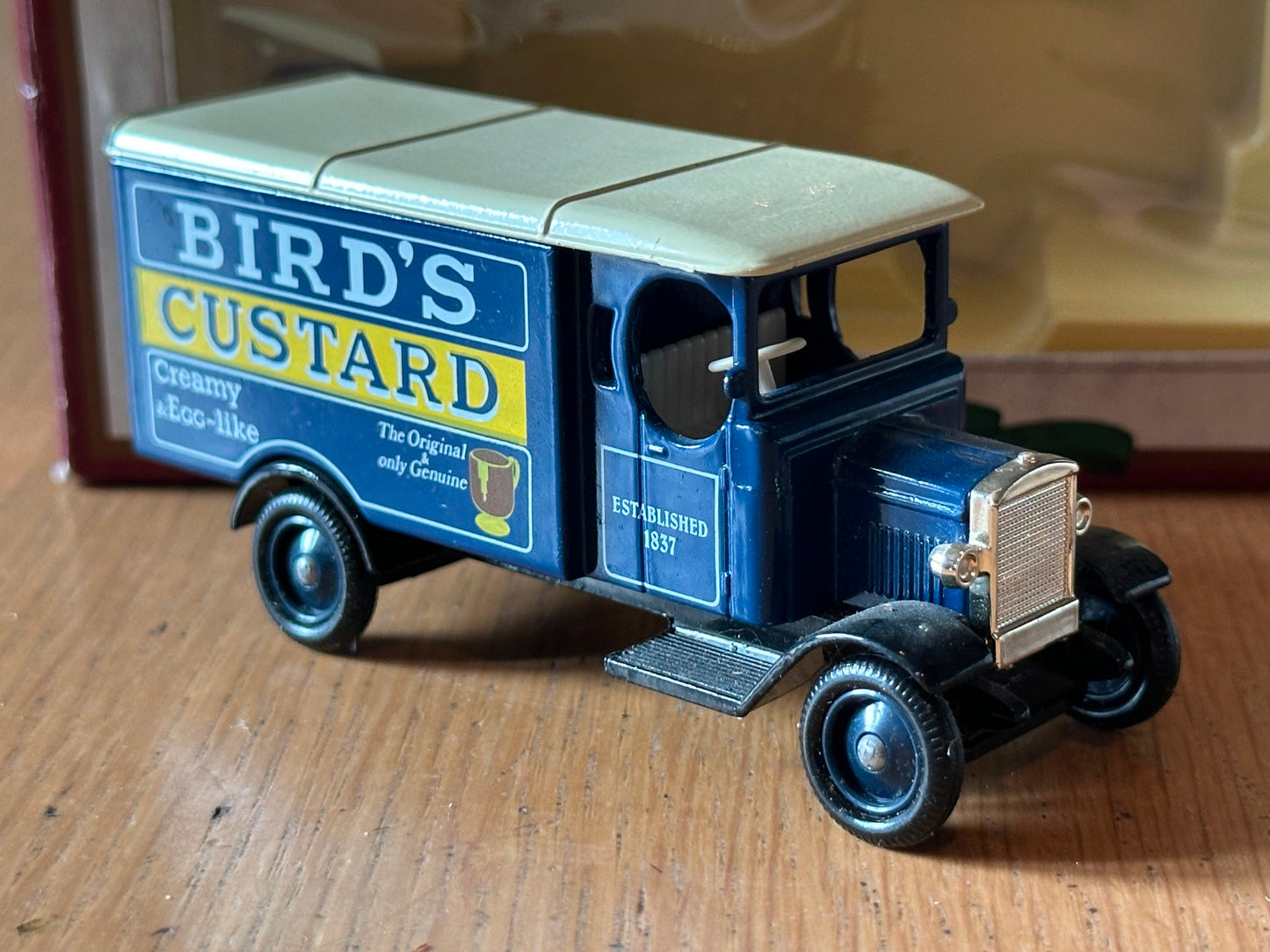 Days Gone DG43007 - Morris Van - Birds Custard