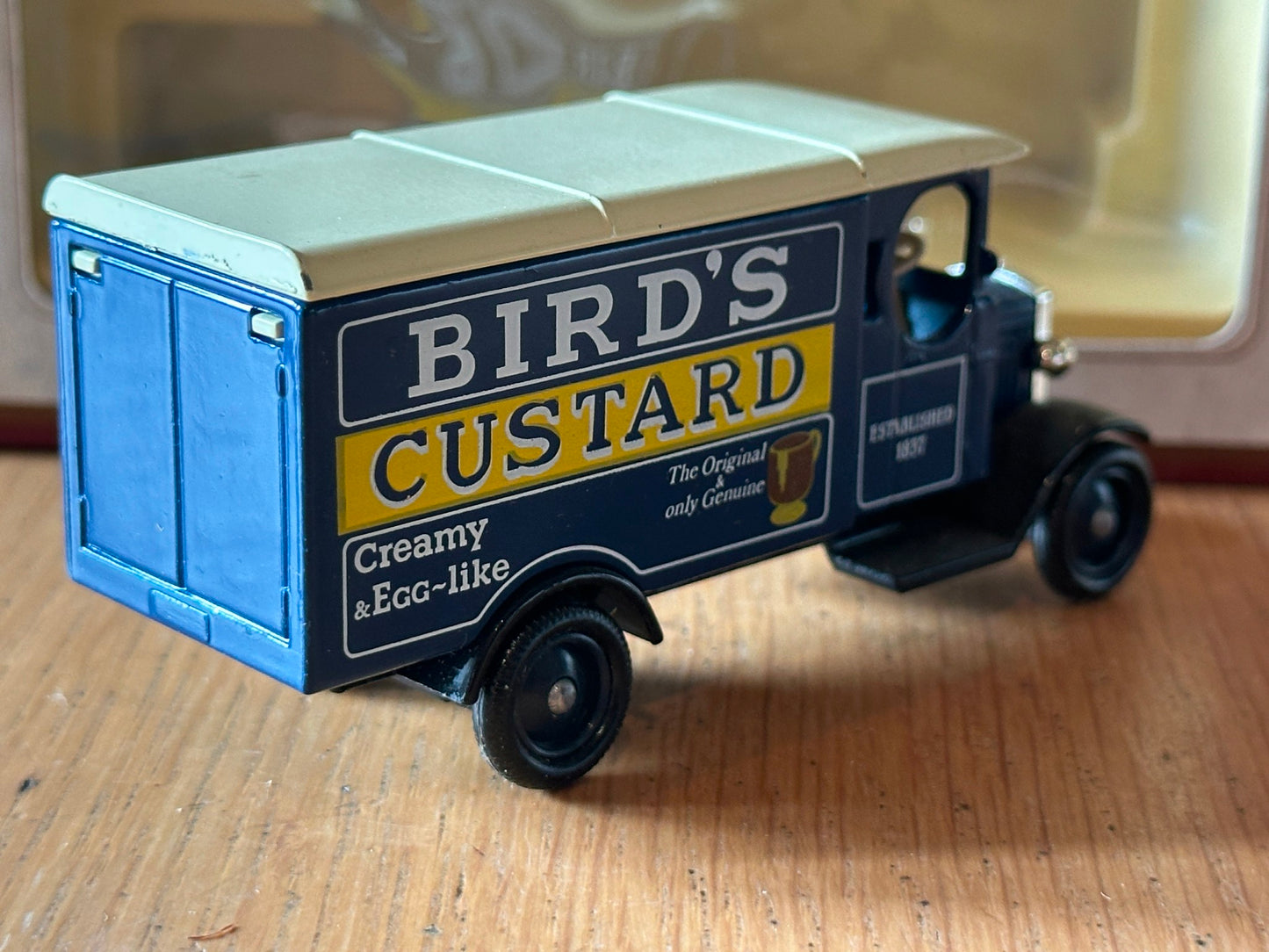 Days Gone DG43007 - Morris Van - Birds Custard
