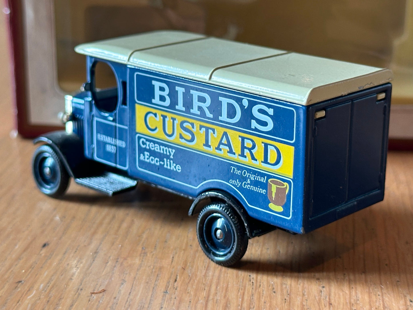 Days Gone DG43007 - Morris Van - Birds Custard