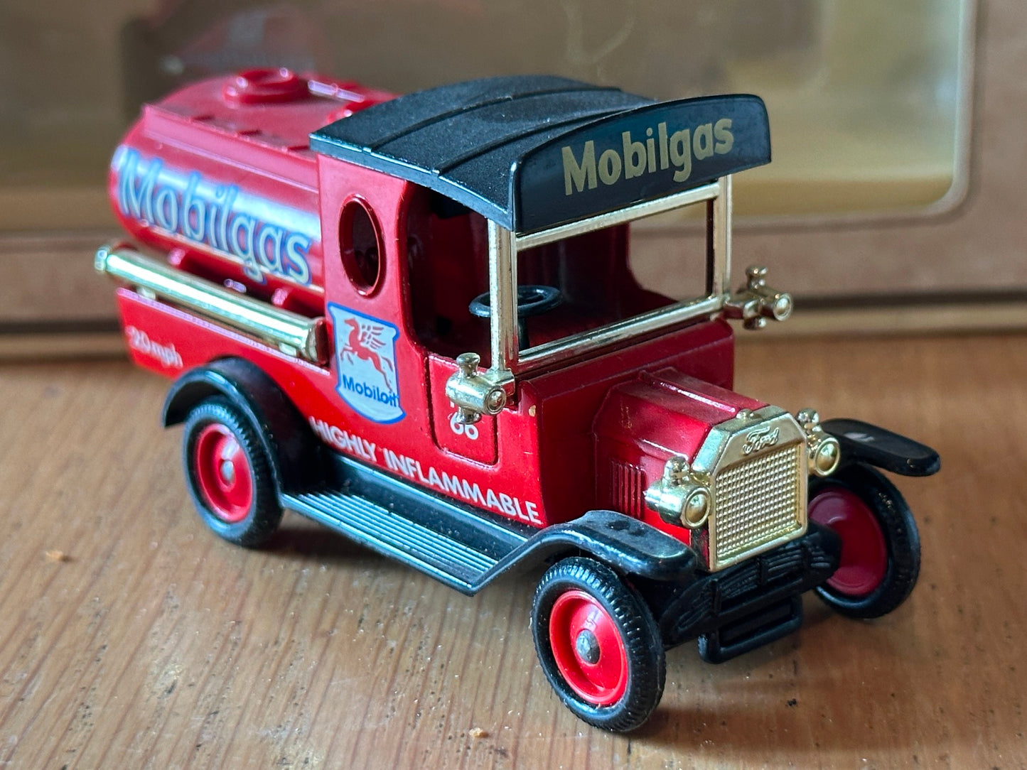 Days Gone DG08019 - Model T Ford Tanker - Mobilgas, Mobiloil No. 66