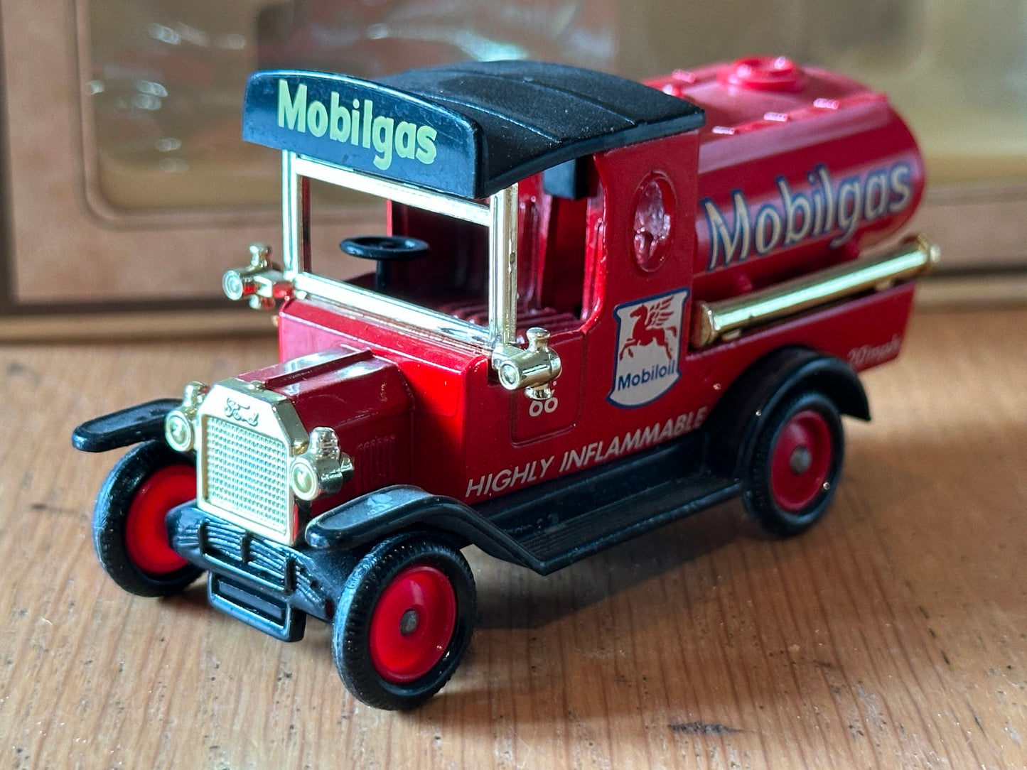 Days Gone DG08019 - Model T Ford Tanker - Mobilgas, Mobiloil No. 66