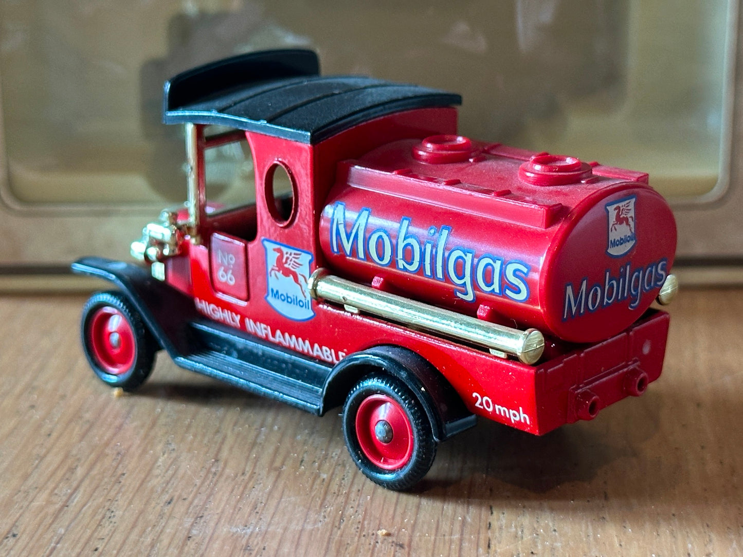 Days Gone DG08019 - Model T Ford Tanker - Mobilgas, Mobiloil No. 66