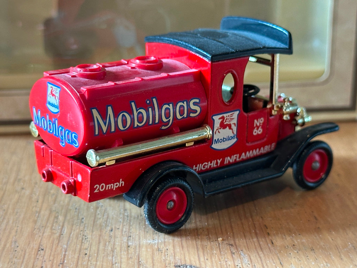 Days Gone DG08019 - Model T Ford Tanker - Mobilgas, Mobiloil No. 66