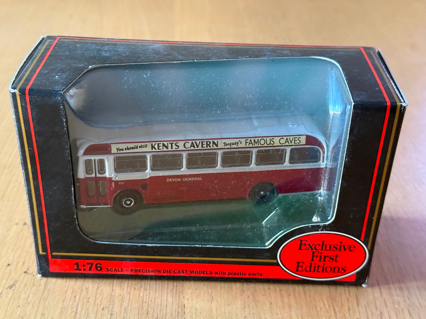 EFE OO Gauge 1:76 - AEC Reliance B.E.T Bus - Devon General - OO Gauge